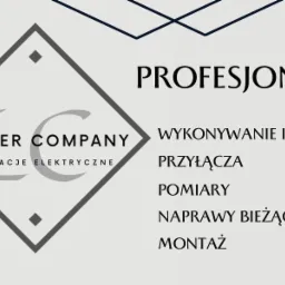 Logo firmy Longer Company oferującej profesjonalne wykonywanie instalacji elektrycznych, przyłącza, pomiary, naprawy bieżące i montaż, umieszczone w szarym rombie na jasnym tle.
