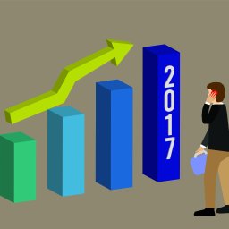 Szymon Stach - Ilustracja przedstawia rosnący wykres słupkowy z zieloną strzałką wskazującą wzrost, obok którego stoi postać rozmawiająca przez telefon, trzymająca teczkę.