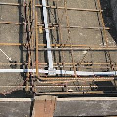 Zbrojenie fundamentu z uziemieniem, widoczne przewody i stalowe pręty połączone z bednarką uziemiającą.