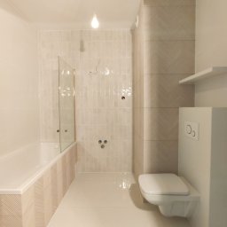 Ułożenie płytek w łazience
Zabudowa Geberit
Ustawienie wanny