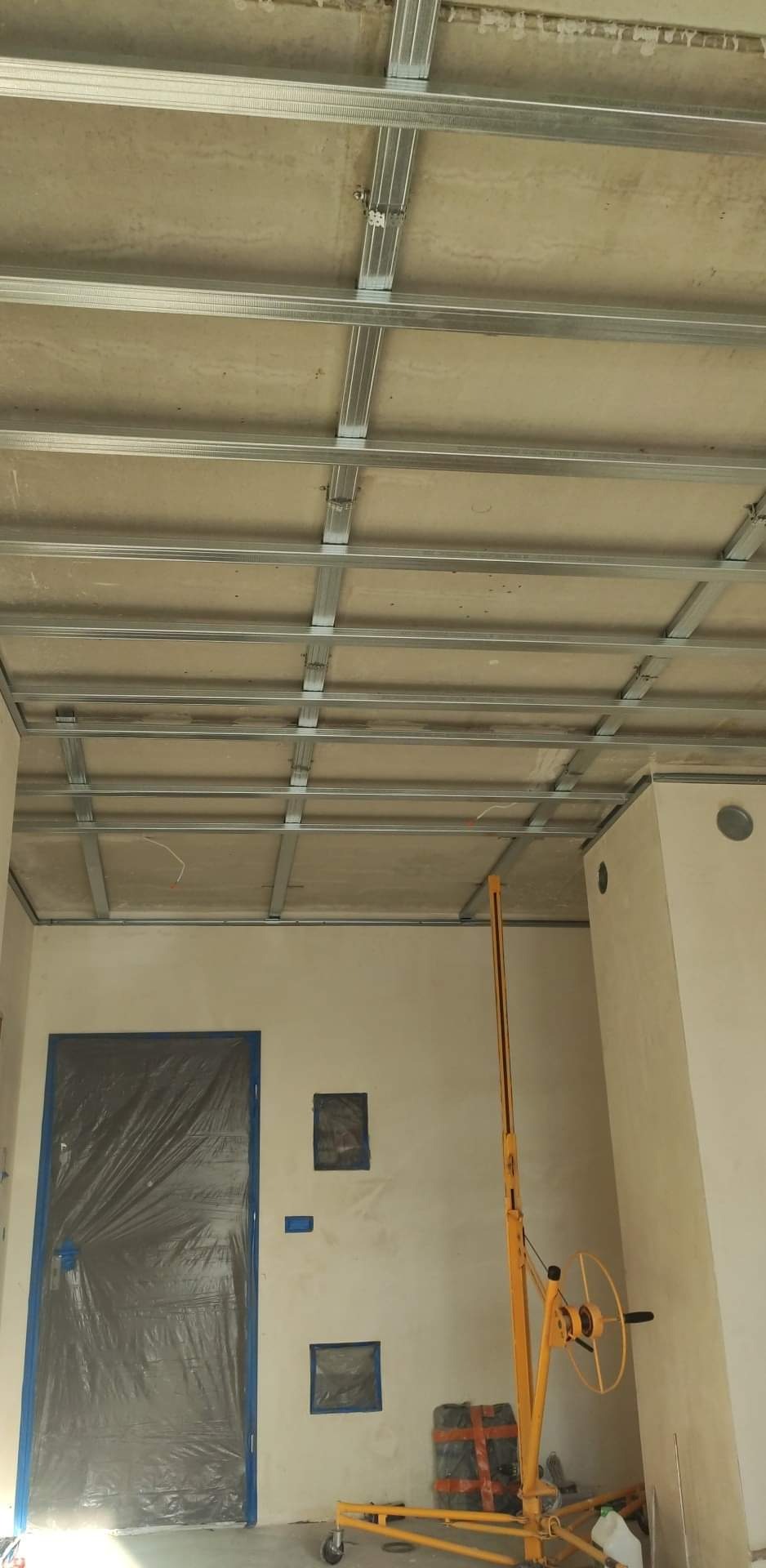 Stelaż krzyżowy pod sufit podwieszany