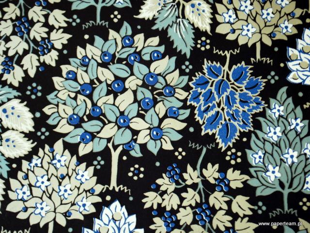 Wzór papieru ozdobnego z motywem drzewek z niebieskimi owocami i białymi kwiatami na czarnym tle.