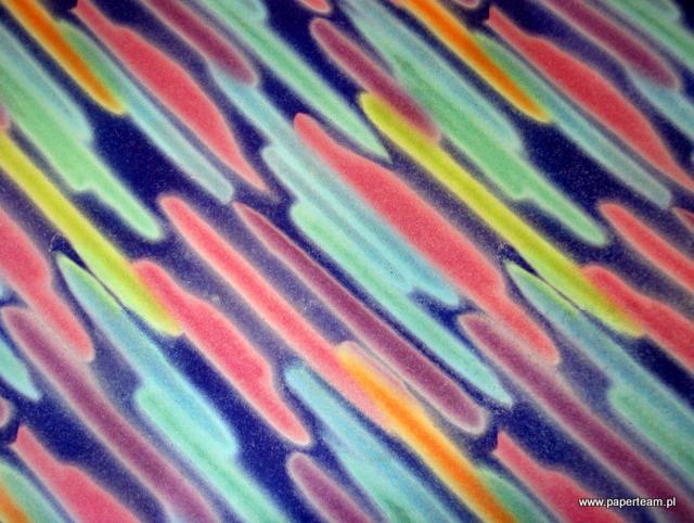 Kolorowy papier ozdobny z ukośnymi smugami w odcieniach różu, zieleni, żółci i pomarańczy na granatowym tle.