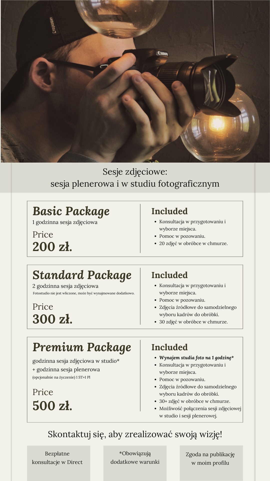 Fotograf w okularach, z aparatem Canon, robiący zdjęcie w studio oświetlonym żarówkami, z widocznym cennikiem sesji zdjęciowych.