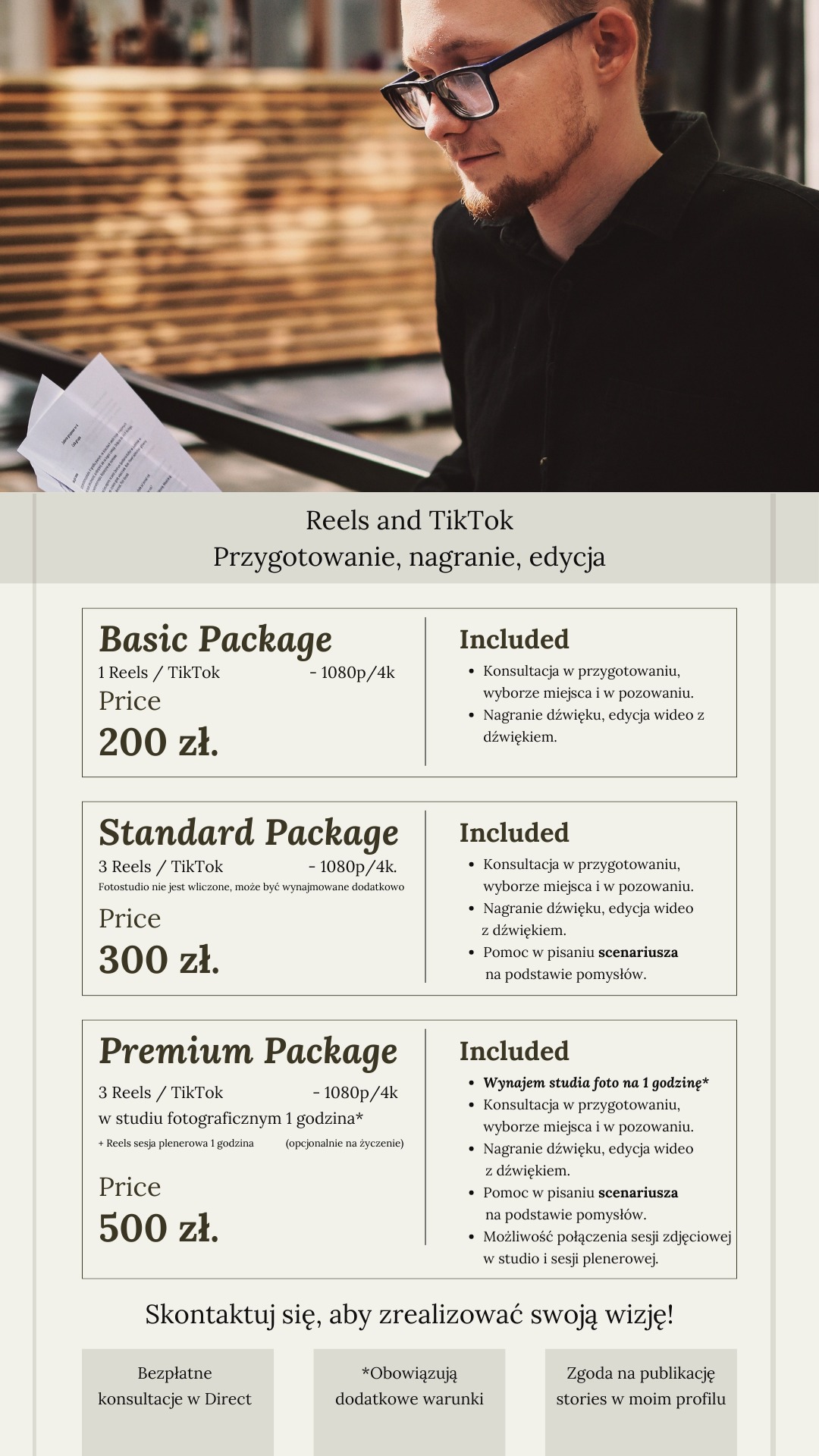 Mężczyzna w okularach czyta dokumenty, prawdopodobnie scenariusz, w kontekście przygotowań do nagrania Reels i TikTok, z widocznymi informacjami o pakietach usług związanych z produkcją wideo.