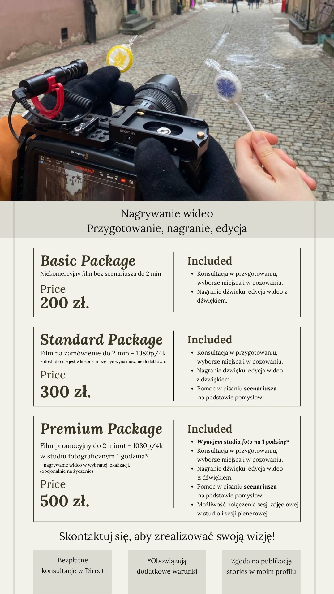 Kamera filmowa z mikrofonem na tle ulicy z kostki brukowej i osobami w oddali, w kadrze widoczne dłonie w czarnych rękawiczkach trzymające lizaki.