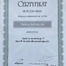 Skan certyfikatu ukończenia kursu systemów monitoringu IP i sieci IP, wydanego przez firmę Dipol z Kielc dla Mariusza Jędrzejczyka, działającego w Bliżynie.