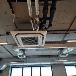 Montaz ukladów system wentylacji ta klimatyzacji w salonie uslugowym.