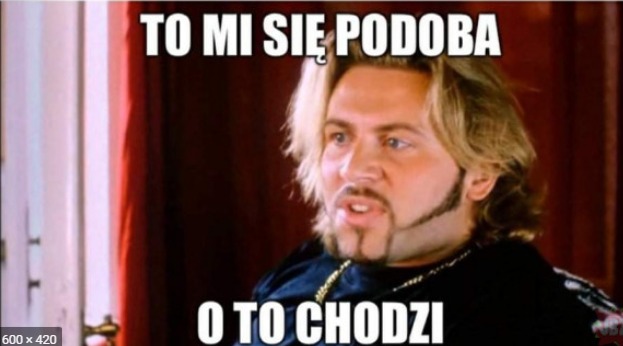 Mężczyzna z blond włosami i kozim bródką, ubrany w czarny strój, mówi z przekonaniem na tle czerwonych zasłon i białych drzwi, z tekstem 'TO MI SIĘ PODOBA O TO CHODZI'.