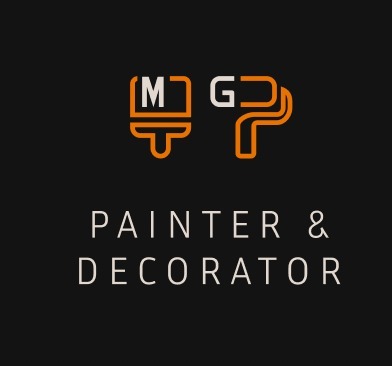 Minimalistyczne logo firmy malarskiej i dekoratorskiej: pędzel z literą M oraz wałek z literą G, na czarnym tle z napisem 'PAINTER & DECORATOR'.