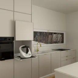 Wizualizacja kuchni z beżowymi szafkami na wymiar, czarnym piekarnikiem Samsung, złotą armaturą i oknem z widokiem na zarośla, z wysuwanym blatem na Thermomix.