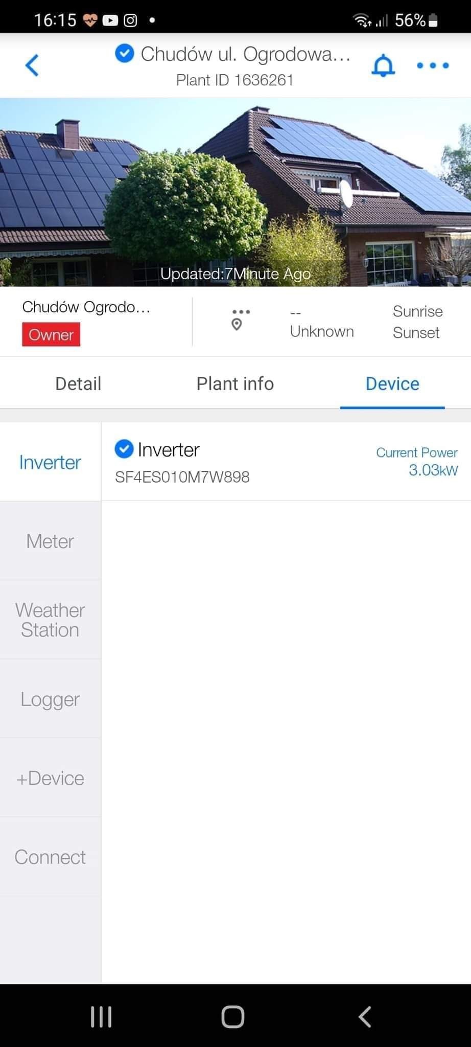 Zrzut ekranu aplikacji monitorującej instalację fotowoltaiczną na dachu domu jednorodzinnego w Chudowie, prezentujący dane z inwertera SF4ES010M7W898 o aktualnej mocy 3.03kW.