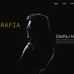 Strona internetowa z minimalistycznym designem, prezentująca ofertę usług fotograficznych, graficznych i filmowych. Zarys sylwetki mężczyzny w okularach w kontraście z czarnym tłem.