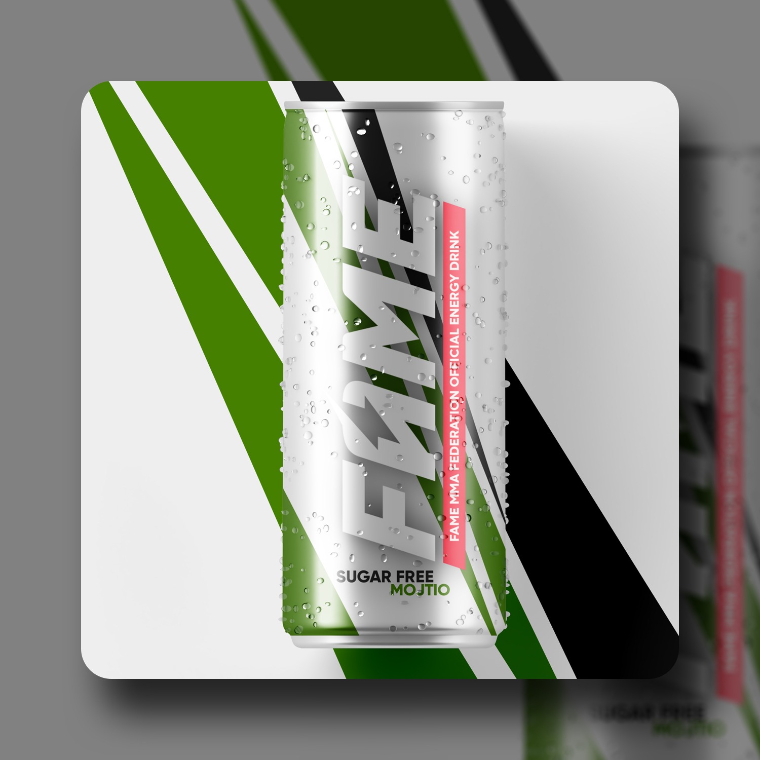 Puszka napoju energetycznego FAME MMA w srebrnym kolorze, z kroplami wody, na graficznym tle z zielonymi i czarnymi paskami.