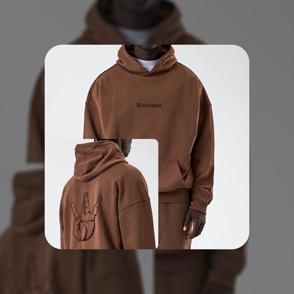 Brązowa bluza z kapturem z napisem 'Westcoast' z przodu i grafiką dłoni z tyłu, prezentowana na modelu.