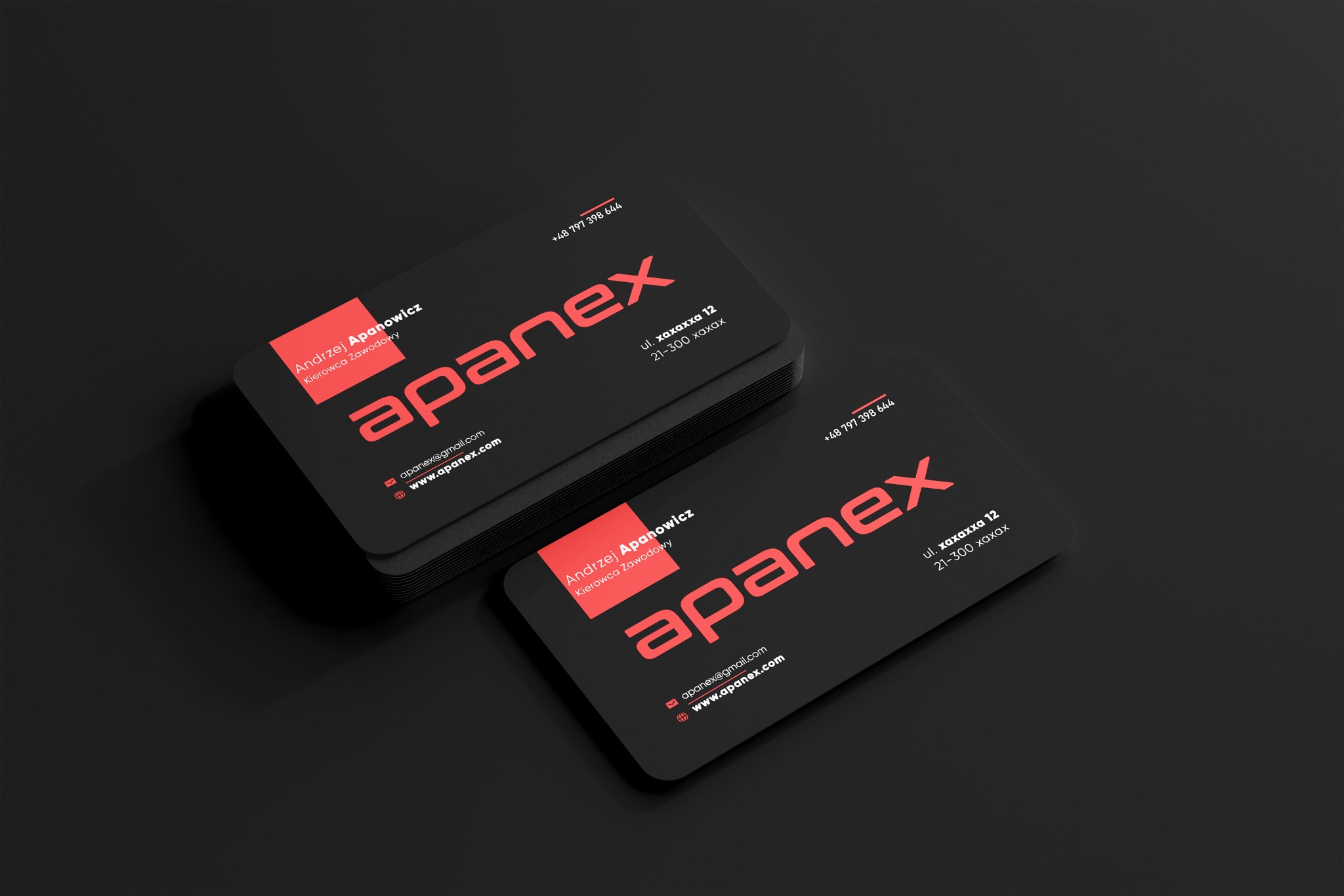 Stos wizytówek firmy z Gdańska o nowoczesnym designie, w kolorach czerni i czerwieni, leżący na ciemnym tle. Wizytówki mają zaokrąglone rogi i wyraźne, czytelne dane kontaktowe.