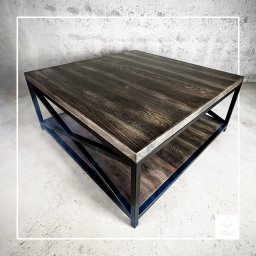 weld progress - Kwadratowy stolik kawowy z ciemnego drewna z metalową ramą, dolna półka z drewna o podobnym odcieniu, surowy beton w tle.