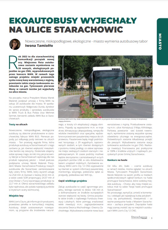 Nowy, biało-czarny autobus MAN Lion's City na ulicy, z przodu, w słoneczny dzień. Autobus z napisem 'MAN' na przodzie i zieloną naklejką na szybie. W tle budynki i drzewa.