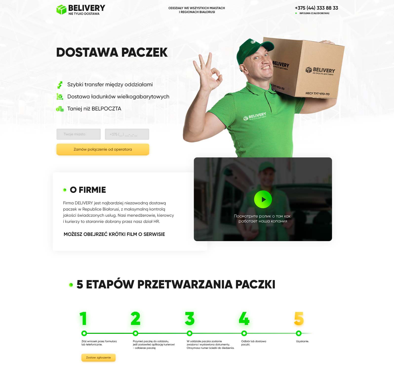 Uśmiechnięty kurier w zielonej koszulce i czapce, trzymający karton z logo firmy kurierskiej, wykonujący gest OK na tle strony internetowej firmy kurierskiej.