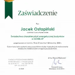 Skan zaświadczenia o ukończeniu kursu online dotyczącego świadectw charakterystyki energetycznej budynków, wystawionego dla Jacka Ostapińskiego, sygnowanego przez dr inż. Macieja Mijakowskiego,...