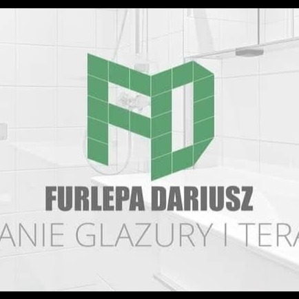 Logo firmy Furlepa Dariusz specjalizującej się w układaniu glazury i terakoty, na tle białej łazienki z kabiną prysznicową i wanną.