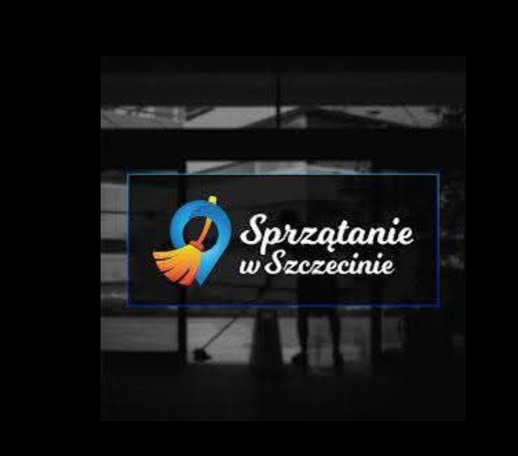 Logo firmy sprzątającej w Szczecinie, z motywem miotły w kształcie pinezki na mapie. W tle zamazane wnętrze biura i sylwetka osoby z mopem.
