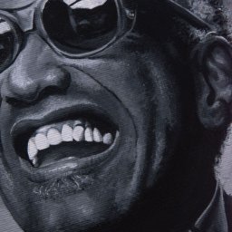 Tomasz Miłek - Czarno-biały portret malarski uśmiechniętego mężczyzny w okularach przeciwsłonecznych, w których odbija się sylwetka osoby stojącej na tle krajobrazu.