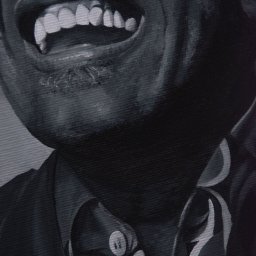 Tomasz Miłek - Czarno-biały portret fragmentu twarzy mężczyzny z odsłoniętym uśmiechem, widoczne zęby, wąsy, koszula i krawat, namalowany farbami na płótnie z widoczną fakturą.