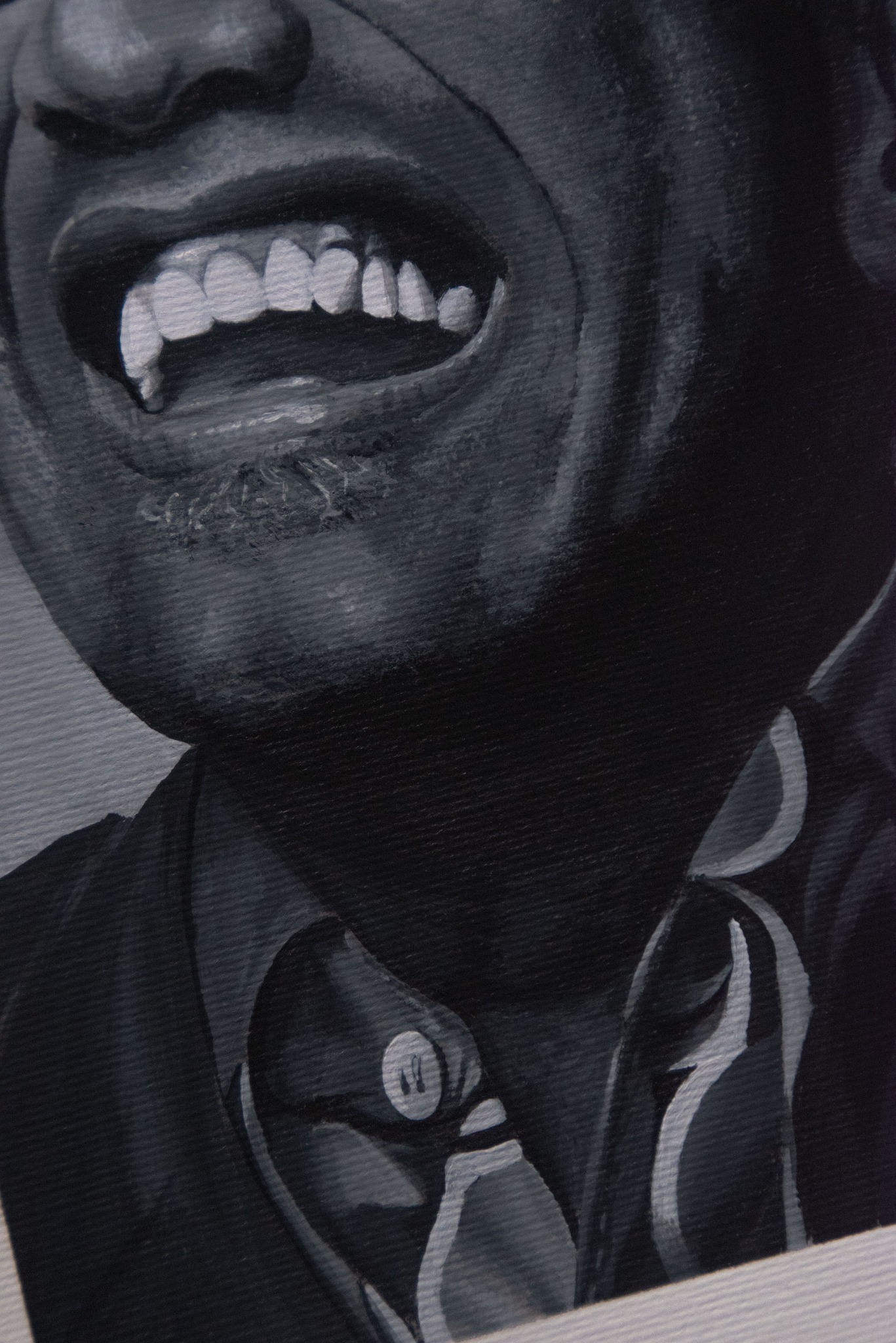 Czarno-biały portret fragmentu twarzy mężczyzny z odsłoniętym uśmiechem, widoczne zęby, wąsy, koszula i krawat, namalowany farbami na płótnie z widoczną fakturą.