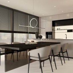 KB Interior Design Karol Budziszewski - Nowoczesna jadalnia z ciemnym drewnianym stołem i krzesłami w odcieniach beżu, na tle zabudowy kuchennej i okna z widokiem na miasto. Minimalistyczna lampa.