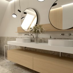 KB Interior Design Karol Budziszewski - Nowoczesna łazienka z dwoma okrągłymi lustrami, białymi umywalkami nablatowymi i drewnianą szafką pod umywalką. Marmurowe płytki na ścianach i podłodze.