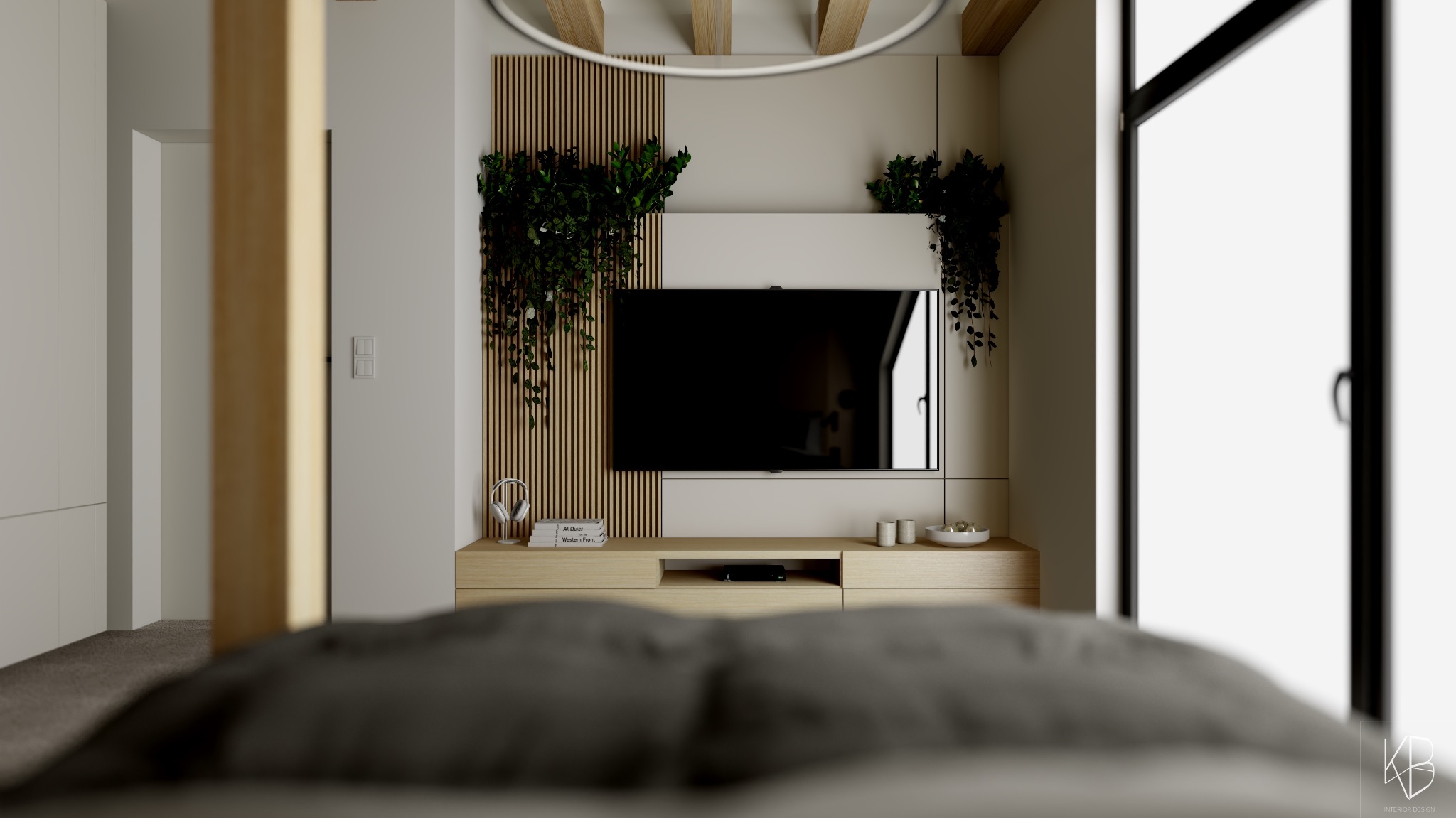 Nowoczesny salon z telewizorem na tle drewnianej ściany, roślinami po bokach i minimalistycznym oświetleniem. W tle widoczne łóżko, co sugeruje aranżację sypialni.