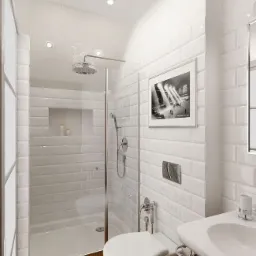 Nowoczesna łazienka z białą armaturą, kabiną prysznicową z deszczownicą i ścianami wyłożonymi białymi, wypukłymi płytkami typu metro, uzupełniona drewnopodobną podłogą i czarno-białym zdjęciem...