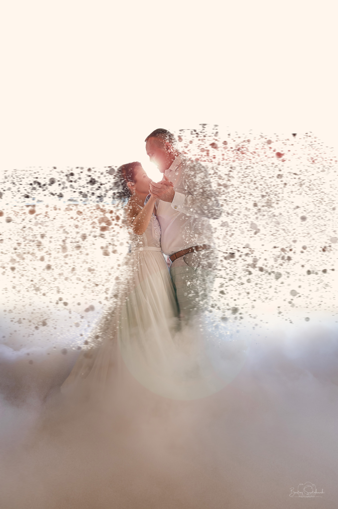 Para młoda w tańcu, efektowne rozmycie i cząsteczki wokół postaci, miękkie światło słoneczne, dół spowity mgłą, obróbka cyfrowa.