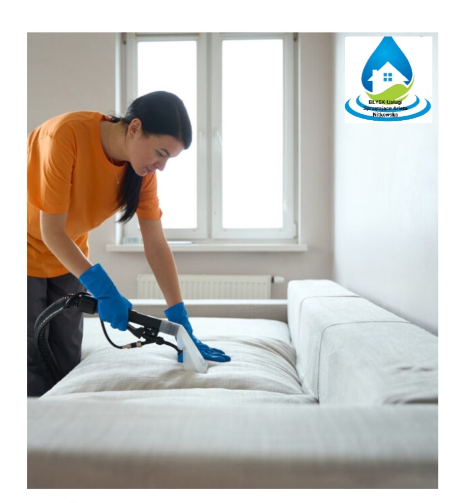 Kobieta w pomarańczowej koszulce i niebieskich rękawicach czyści jasnobeżową kanapę za pomocą specjalistycznego urządzenia parowego z przezroczystą końcówką, w tle okno i logo firmy.