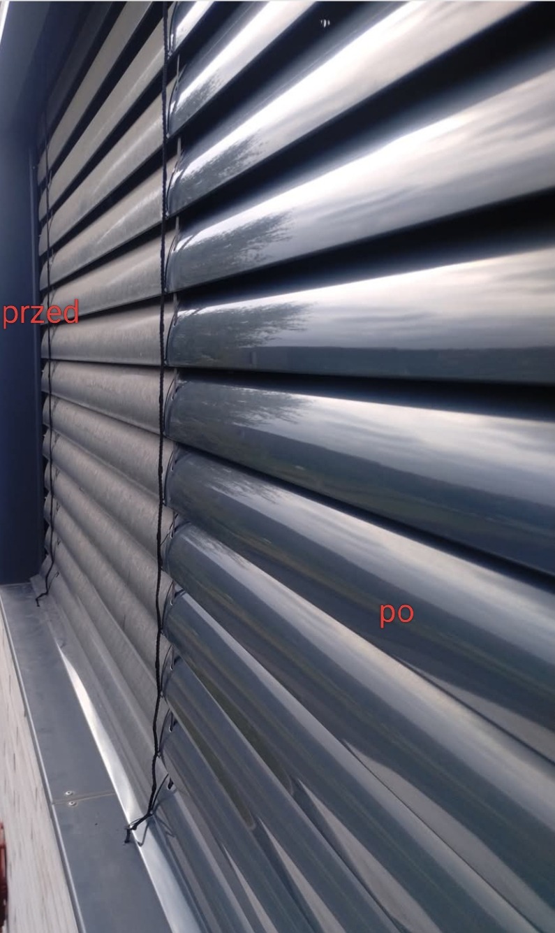 Żaluzje okienne po czyszczeniu, widoczna różnica między stanem 'przed' (matowe) a 'po' (błyszczące). Ujęcie z bliska, pod kątem.