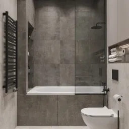 Nowoczesna łazienka z wanną obudowaną szarymi płytkami, szklanym parawanem, wiszącą toaletą i czarnymi akcentami, takimi jak grzejnik drabinkowy i bateria.