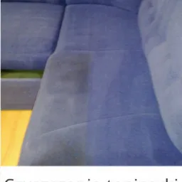 Fragment niebieskiej sofy z wyraźną różnicą w czystości tapicerki: po lewej stronie widoczna ciemna plama, po prawej tapicerka czysta i odświeżona.