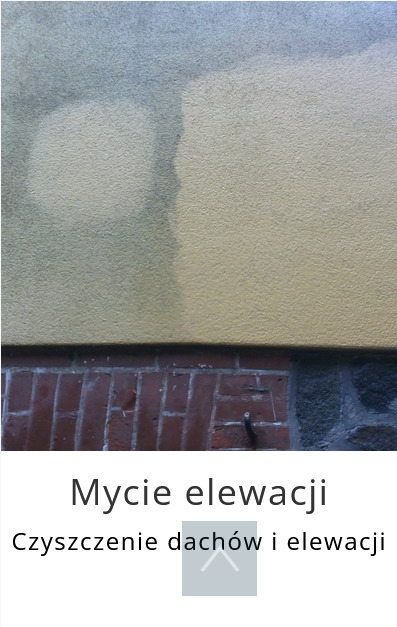 Fragment elewacji budynku z widoczną różnicą w czystości powierzchni przed i po myciu, z ciemniejszą, zabrudzoną częścią po lewej i jaśniejszą, czystą po prawej stronie, nad ceglanym cokołem.