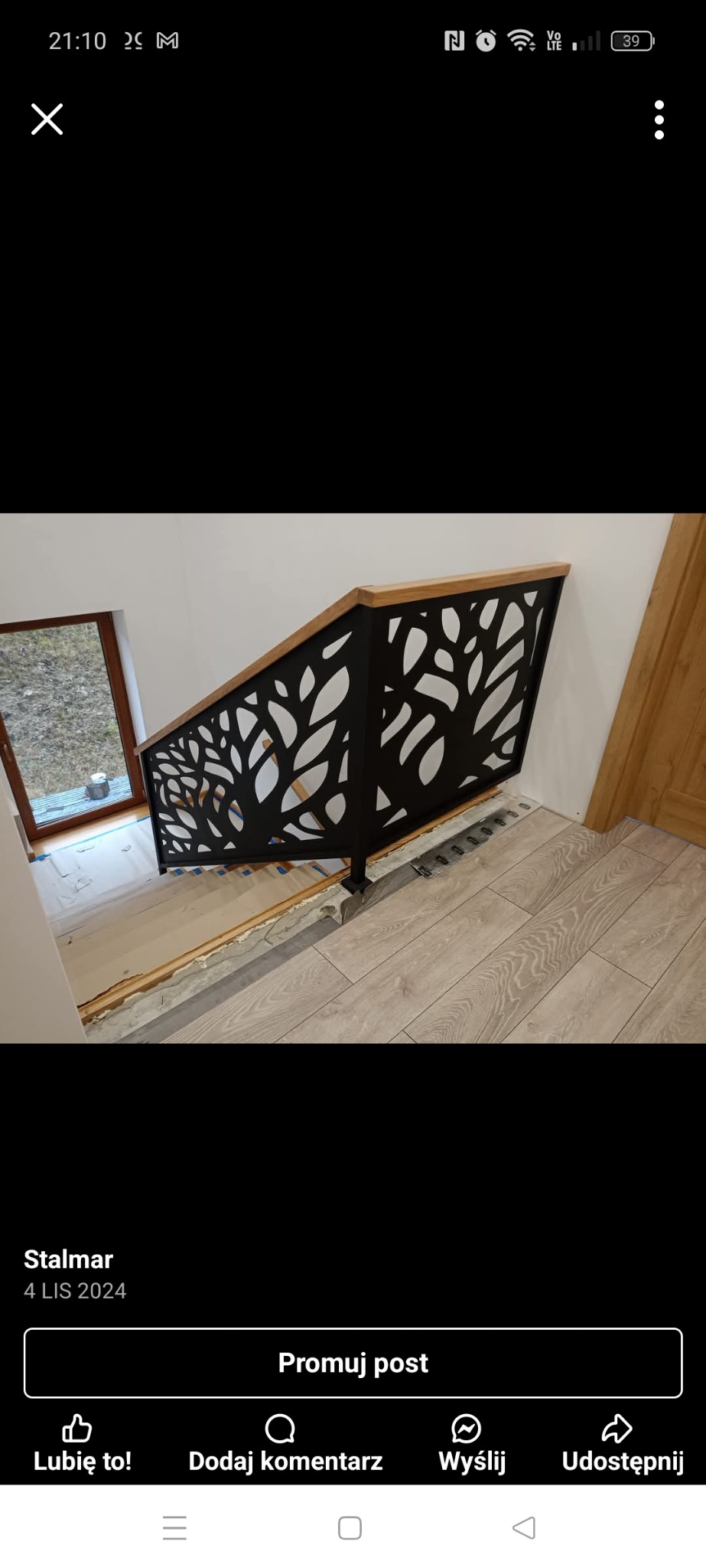 Nowoczesna balustrada schodowa z motywem liści, czarna stal i drewno, widok z góry, Laskowa. Unikalny design i solidne wykonanie.