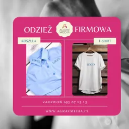 Projekt graficzny odzieży firmowej: błękitna koszula i biały t-shirt z logo, prezentowane na różowym tle z danymi kontaktowymi firmy Agrav Media.