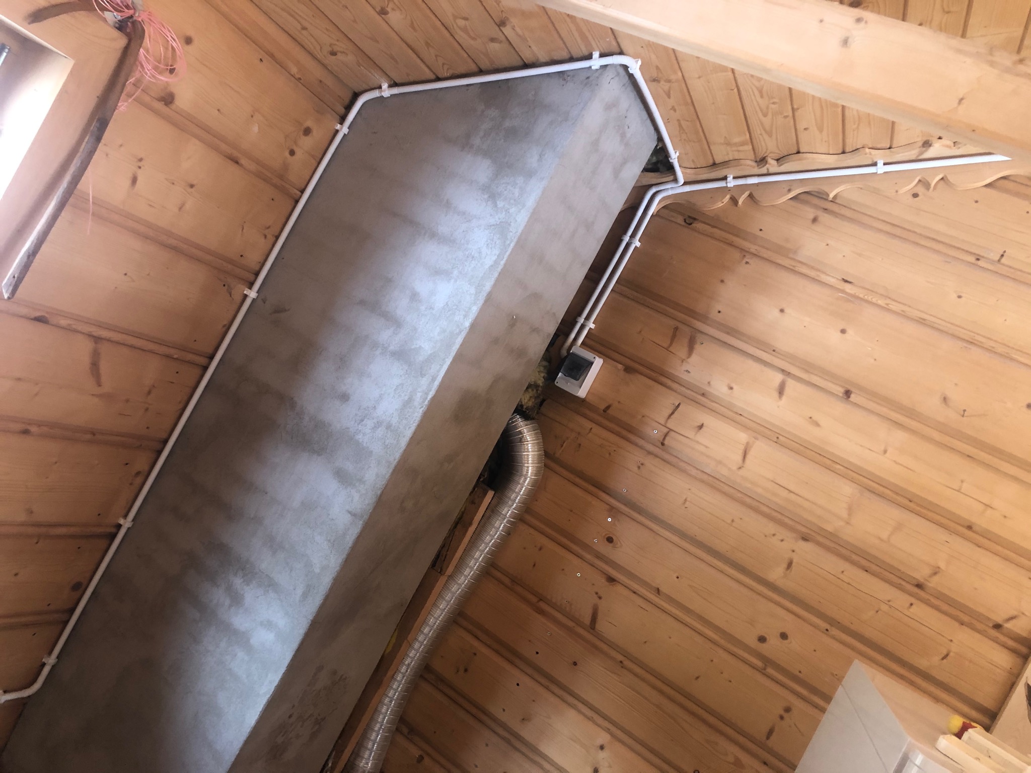 Wykonanie instalacji natynkowej w rurkach PVC w domu drewnianym.