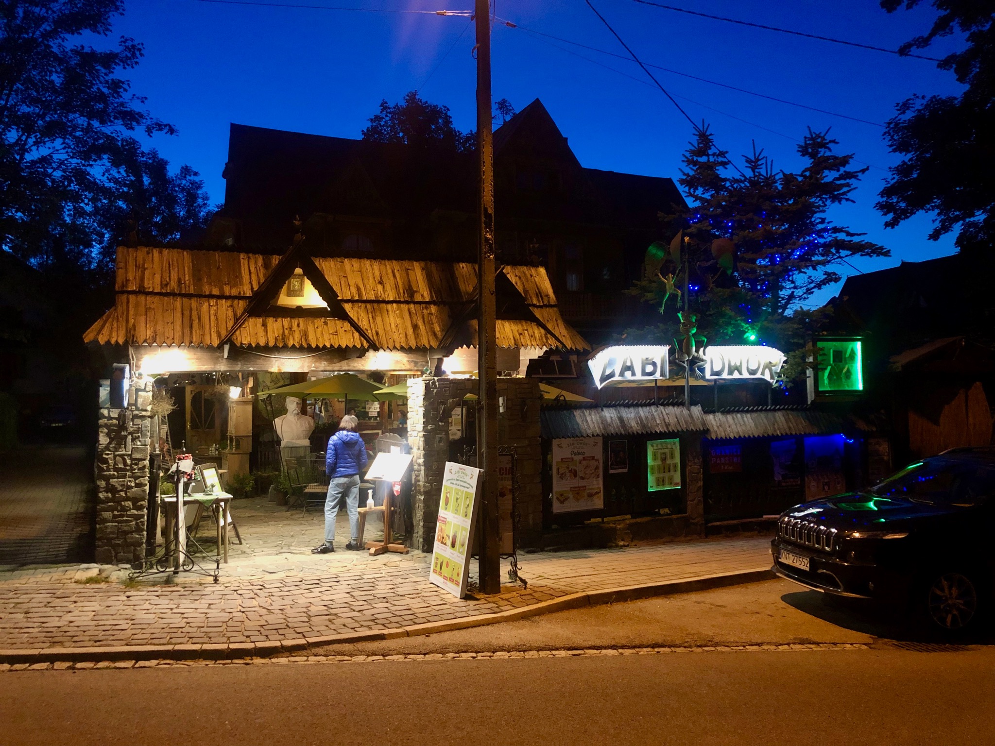 Projekt oświetlenia bramy wejściowej i szyldu Karczmy Żabi Dwór w Zakopanem.