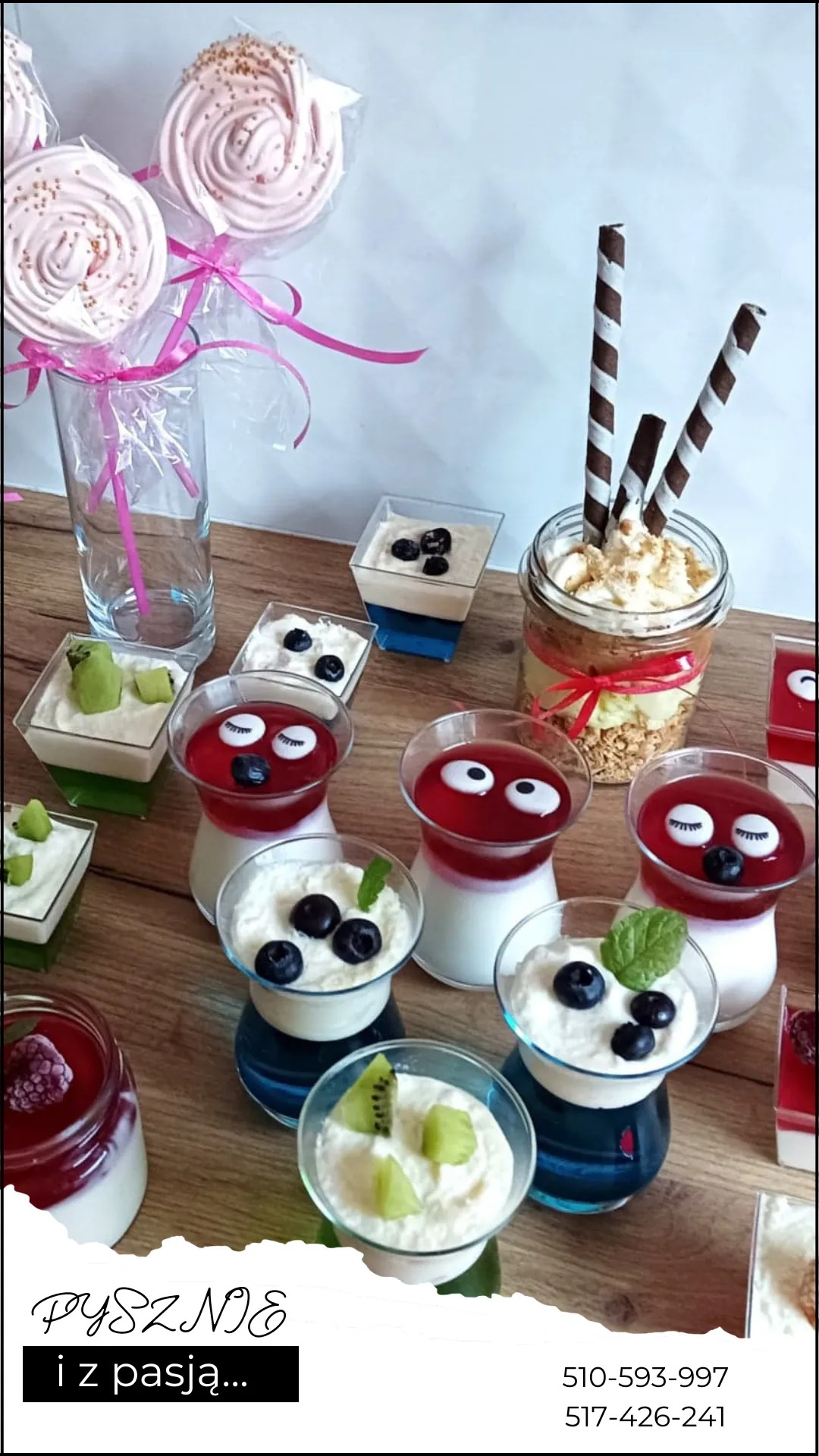 Różnorodność deserów w szklanych naczyniach: musy z owocami, galaretki z oczami, bezy na patyku w wazonie, deser warstwowy w słoiku z rurkami waflowymi, wszystko na drewnianym stole.