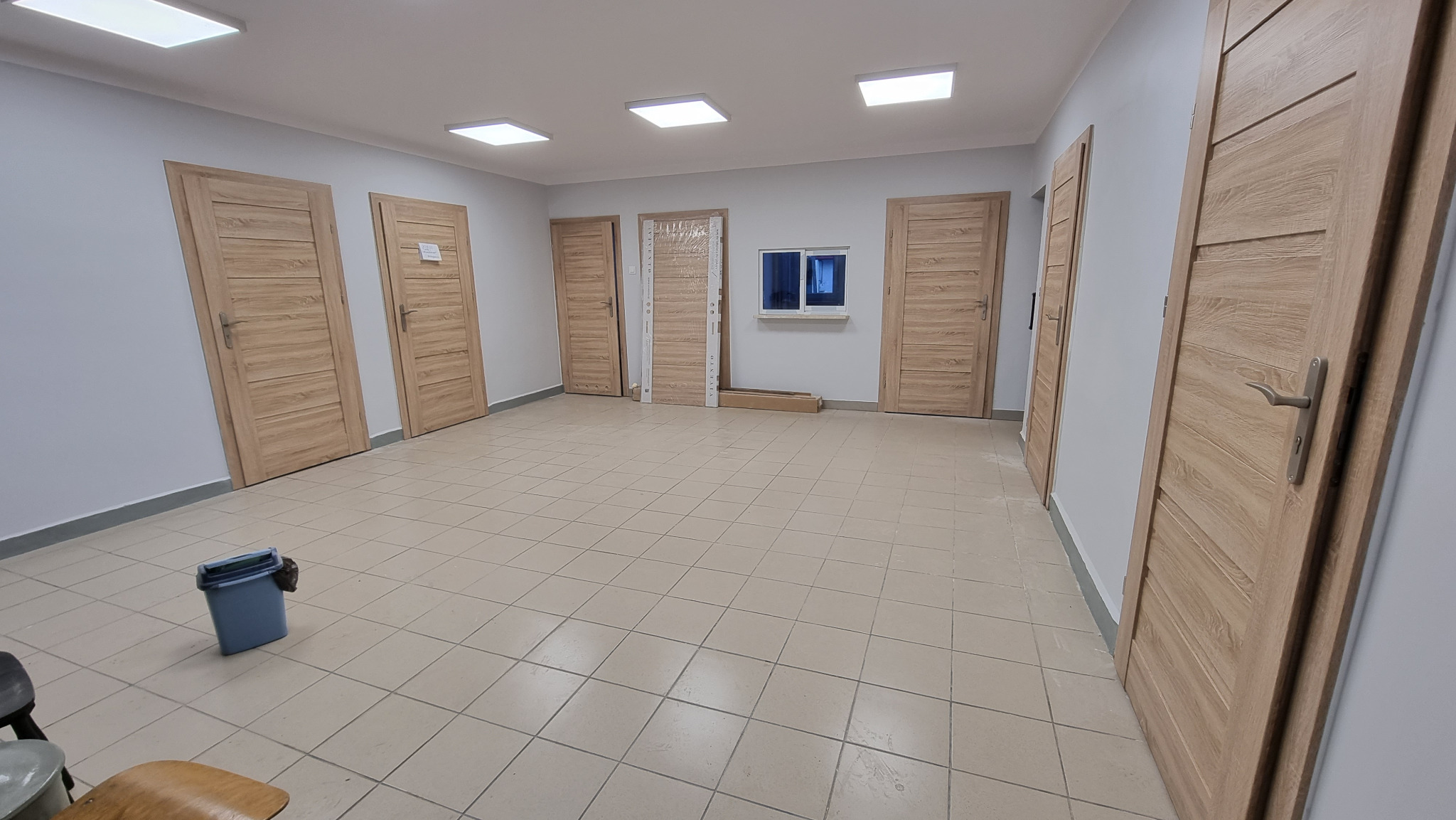 Remont holu w siennie , wymiana drzwi ,sufit GK podwieszany Oswietlenie , ścianka działowa