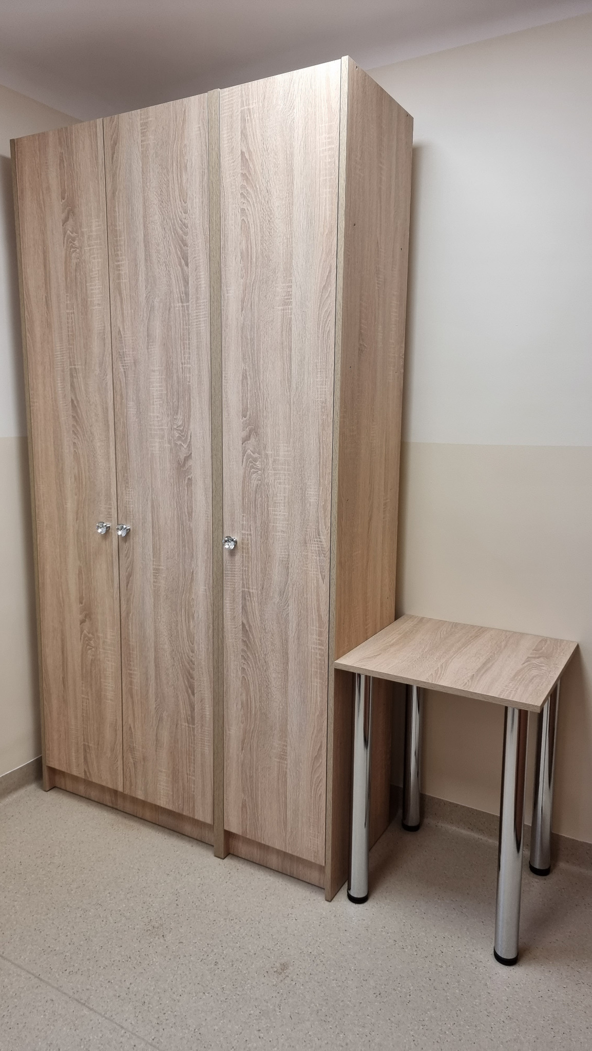 szafa na dokumenty plus słupek i stolik do biura