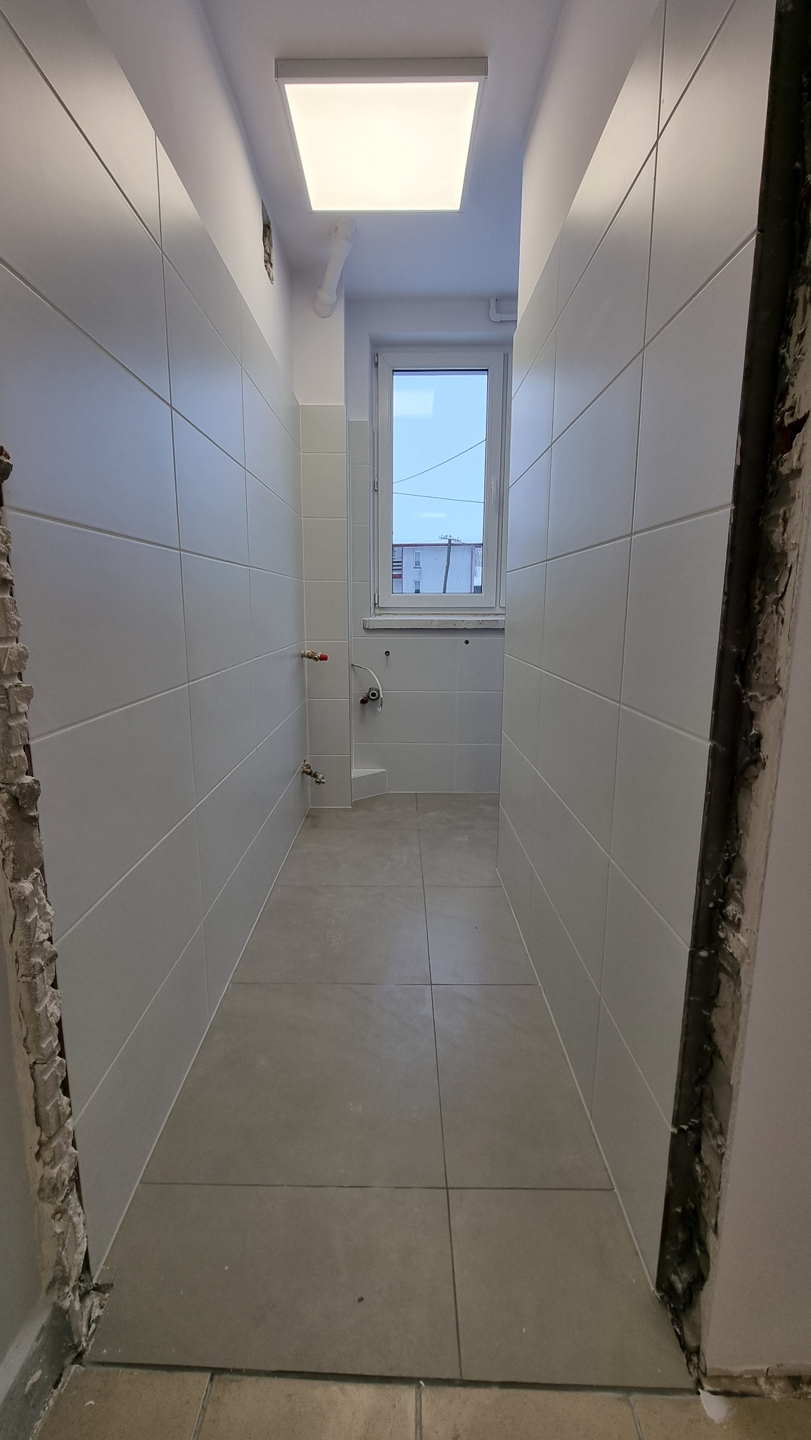 Łazienka , glazura w siennie dla pracowników, prace to elektryka ,podwieszony sufit i zabudowa rur