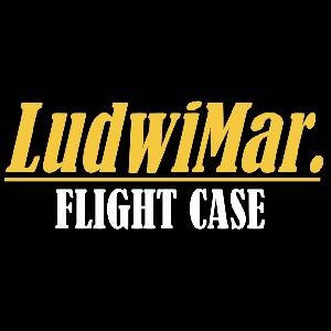 Logo firmy LudwiMar Flight Case na czarnym tle. Nazwa firmy zapisana żółtą czcionką, z podkreśleniem. Poniżej napis 'FLIGHT CASE' białą czcionką.