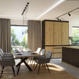 Wizualizacja jadalni z dużym oknem, drewnianym stołem na metalowej podstawie, krzesłami tapicerowanymi w kolorze szarym, zabudową kuchenną z drewnianymi frontami i czarnymi akcentami...