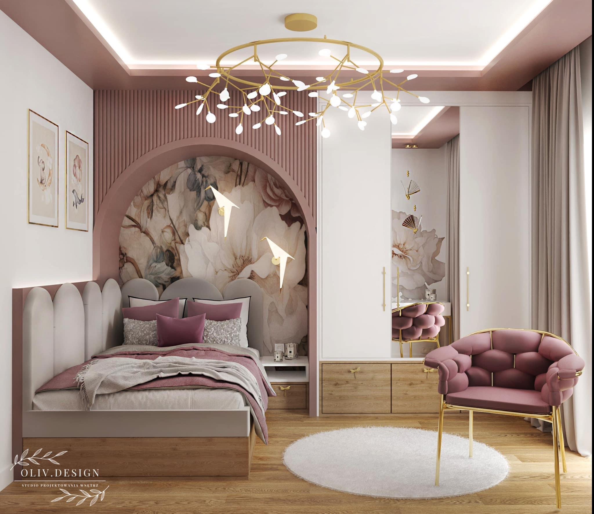 Pokój dziewczynki z łóżkiem z wezgłowiem w kształcie muszelek, fotel z różowego aksamitu na złotych nogach, okrągły dywan, tapeta z motywem kwiatowym za łóżkiem i lampa sufitowa w kształcie gałęzi...